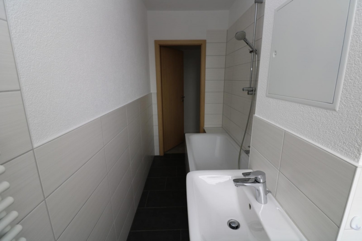 Dein Glück hat 4 Wände - 2RW mit Badewanne und Balkon - Beispiel Bad