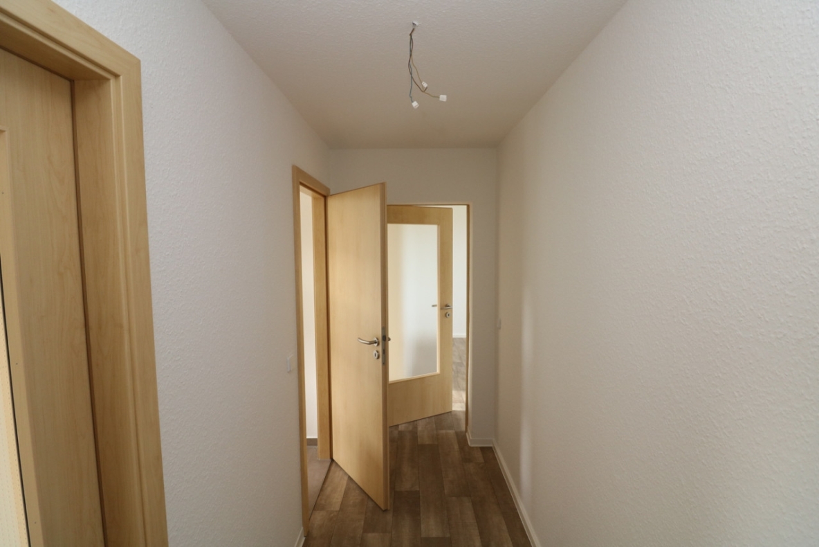 Dein Glück hat 4 Wände - 2RW mit Badewanne und Balkon - Beispiel Flur