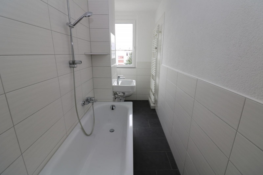 Dein Glück hat 4 Wände - 2RW mit Badewanne und Balkon - Titelbild