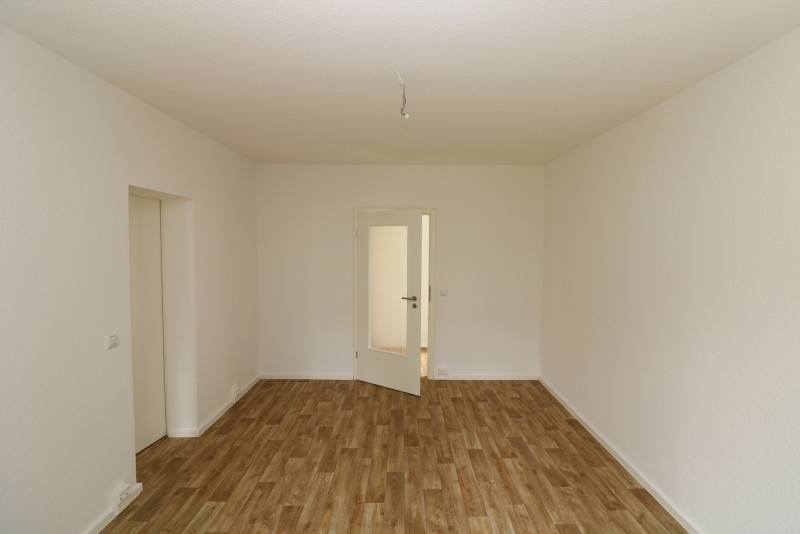 Wenige Stufen bis zum Glück - 2RW im Erdgeschoss mit ebenerdiger Dusche - Wohnzimmer