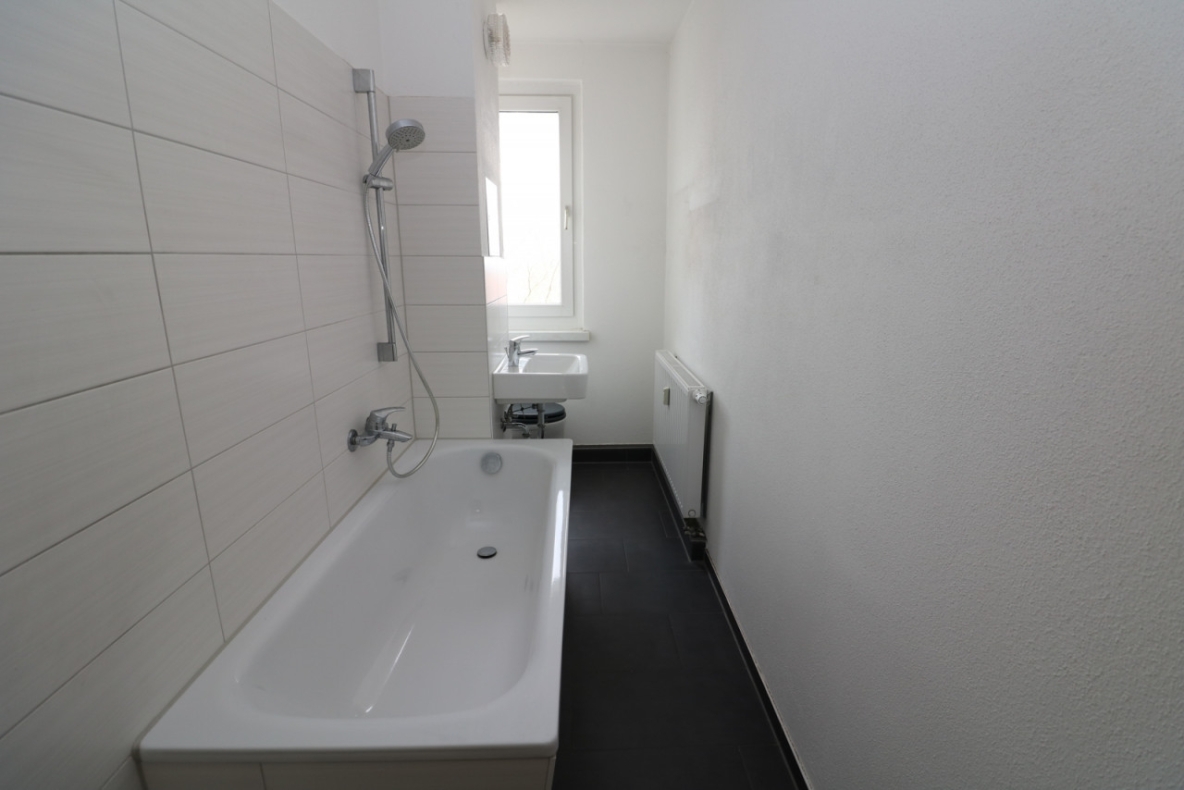 Saustark...günstige 2-RW mit Wanne und Balkon!!! - Beispiel Bad mit Wanne