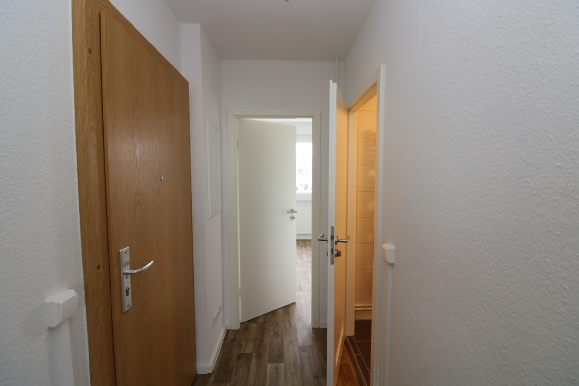 An die Töpfe...fertig...los! 2-RW mit Einbauküche, Wanne & Balkon!!! - Beispiel Flur