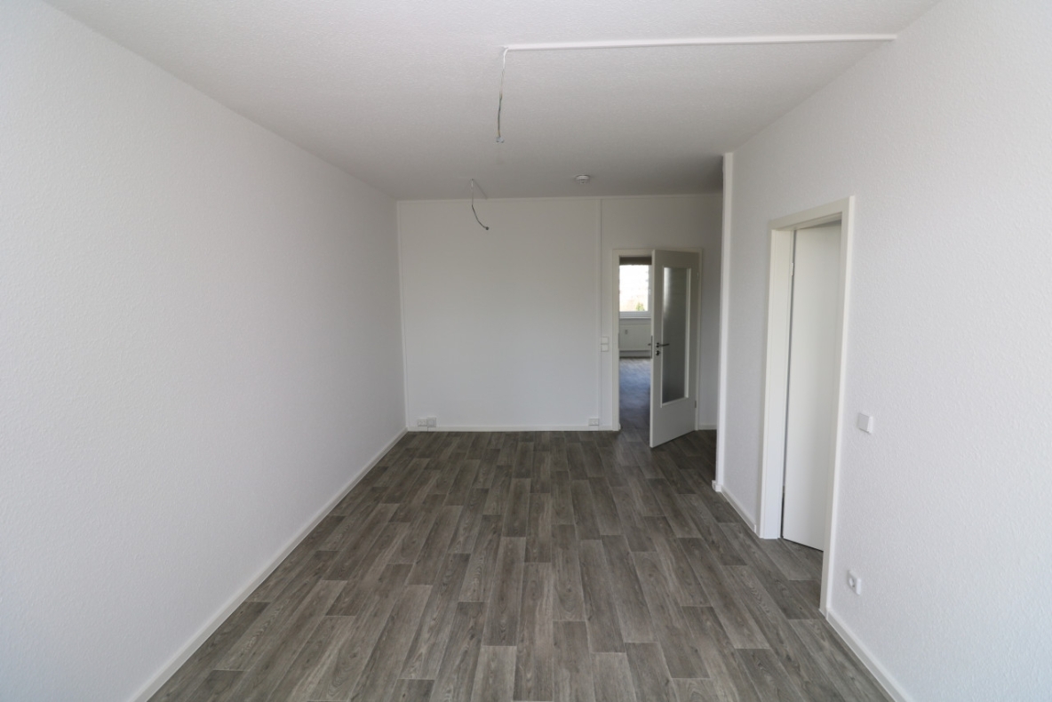 Pack die Badehose ein…helle 3-RW mit Wanne & Balkon!!! - Wohnzimmer