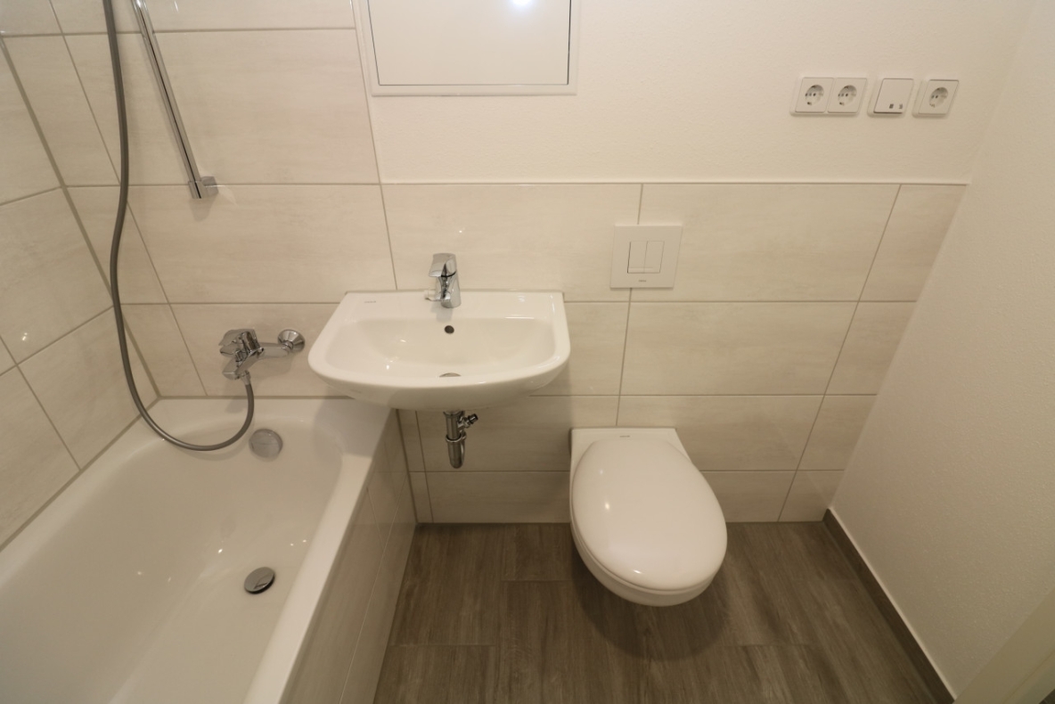 Pack die Badehose ein…helle 3-RW mit Wanne & Balkon!!! - Bad mit Wanne