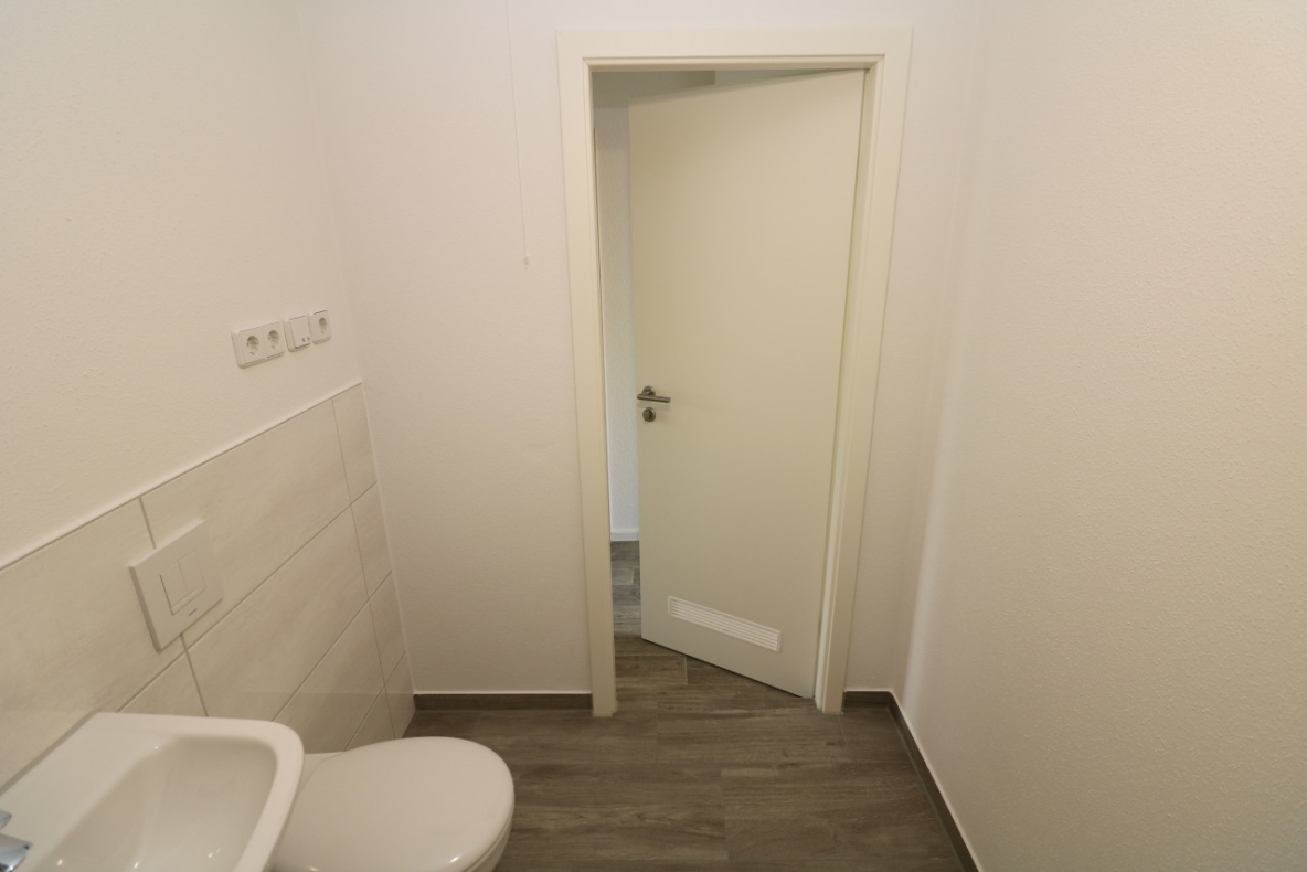 Pack die Badehose ein…helle 3-RW mit Wanne & Balkon!!! - Bad mit Wanne