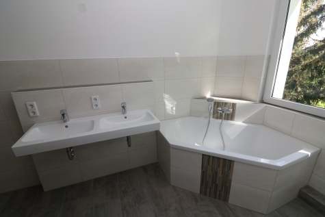 Wer´s GROß mag***Neu sanierte Etagenwohnung mit Wanne, Dusche u. 2 Balkonen!!!, 09599 Freiberg, Karl-Kegel-Straße 66