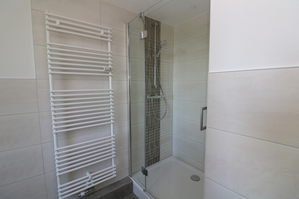 Wer´s GROß mag***Neu sanierte Etagenwohnung mit Wanne, Dusche u. 2 Balkonen!!! - Beispiel Bad