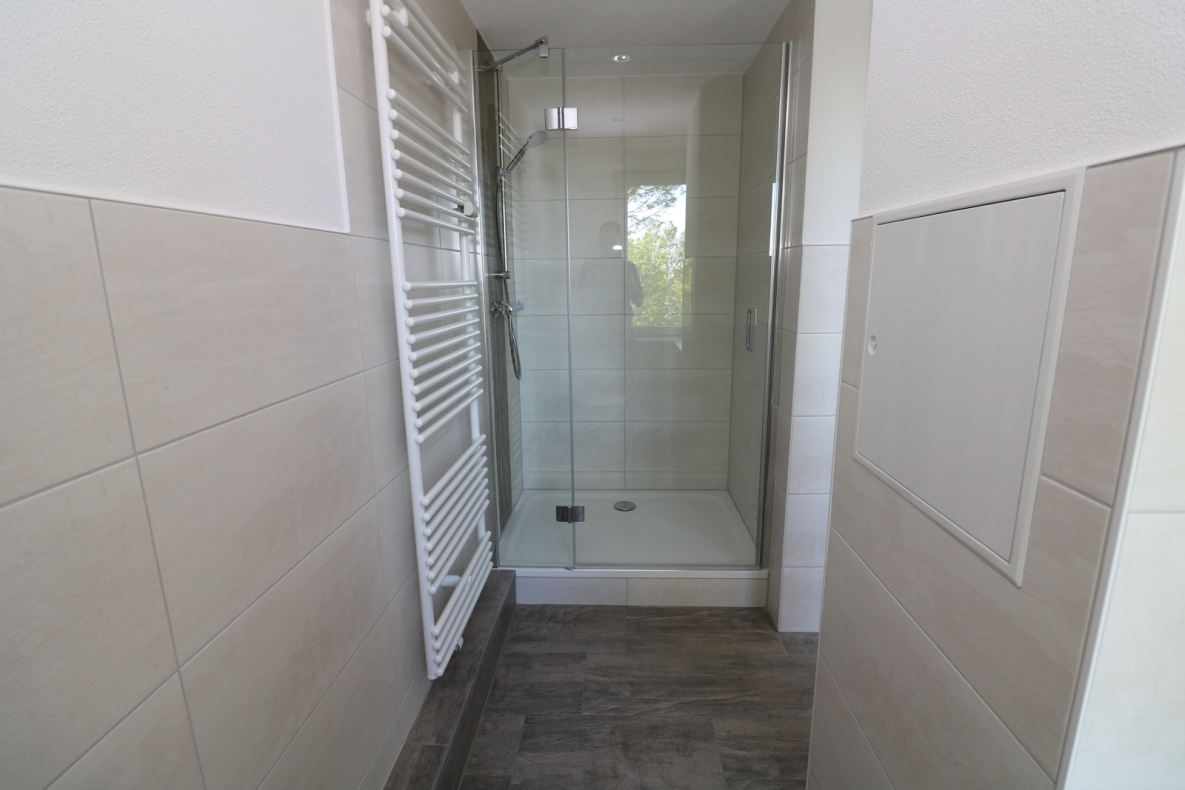 Wer´s GROß mag***Neu sanierte Etagenwohnung mit Wanne, Dusche u. 2 Balkonen!!! - Beispiel Bad