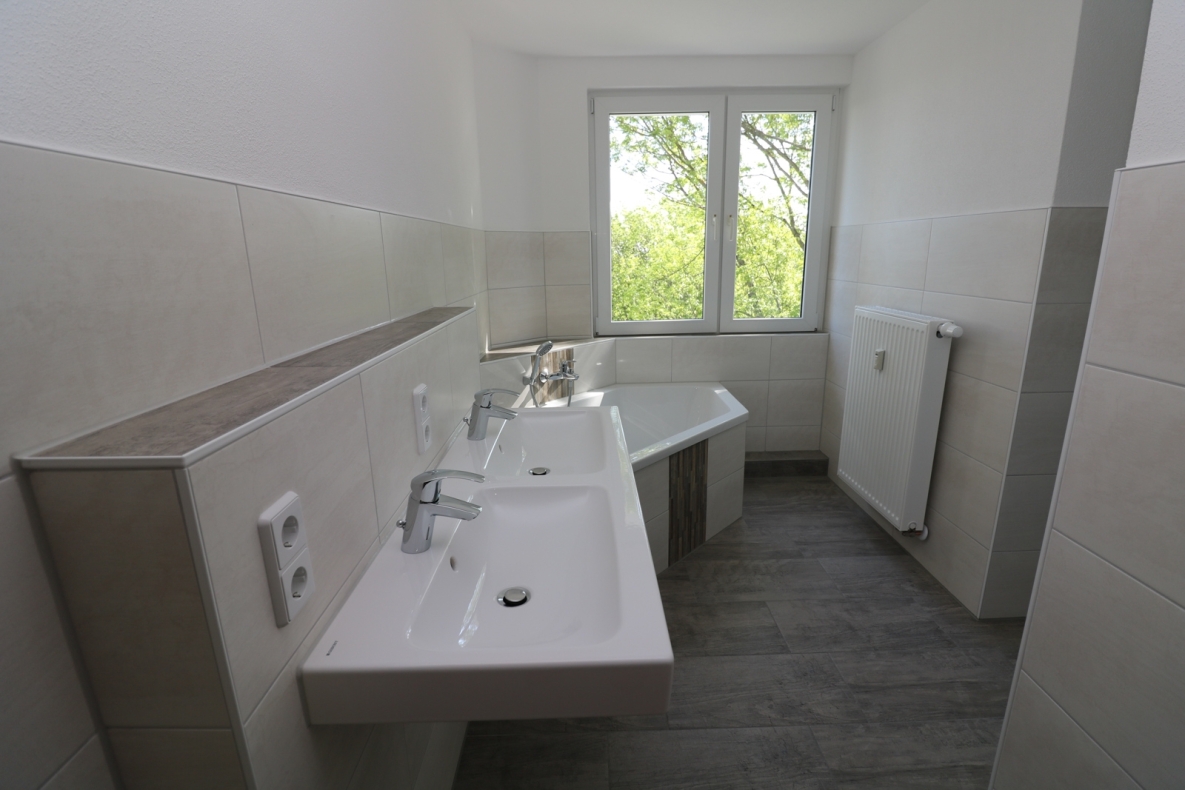 Wer´s GROß mag***Neu sanierte Etagenwohnung mit Wanne, Dusche u. 2 Balkonen!!! - Beispiel Bad