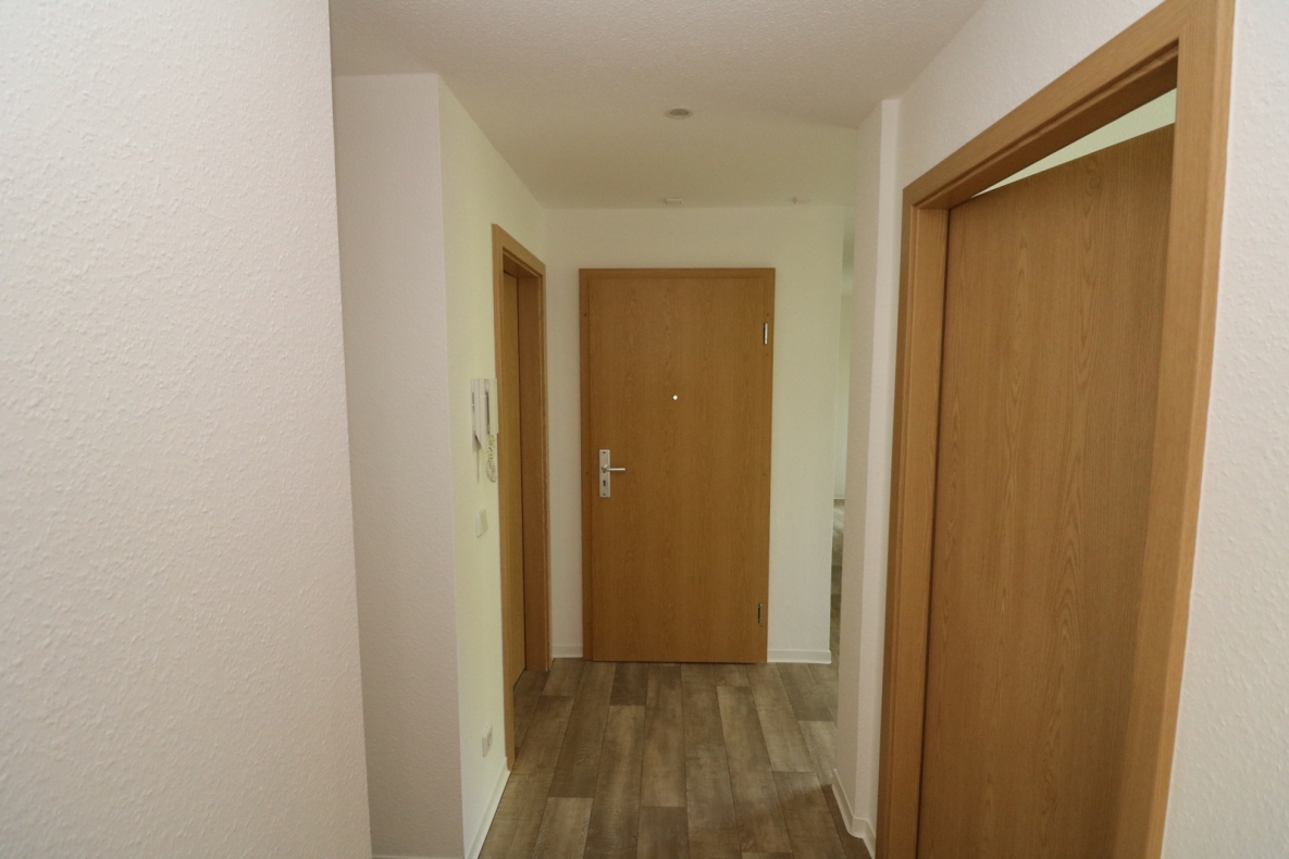 Wer´s GROß mag***Neu sanierte Etagenwohnung mit Wanne, Dusche u. 2 Balkonen!!! - Beispiel Flur