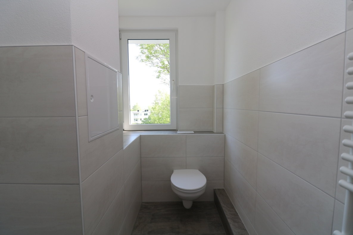 Wer´s GROß mag***Neu sanierte Etagenwohnung mit Wanne, Dusche u. 2 Balkonen!!! - Beispiel Bad