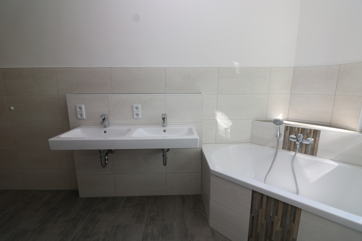 Wer´s GROß mag***Neu sanierte Etagenwohnung mit Wanne, Dusche u. 2 Balkonen!!! - Beispiel Bad