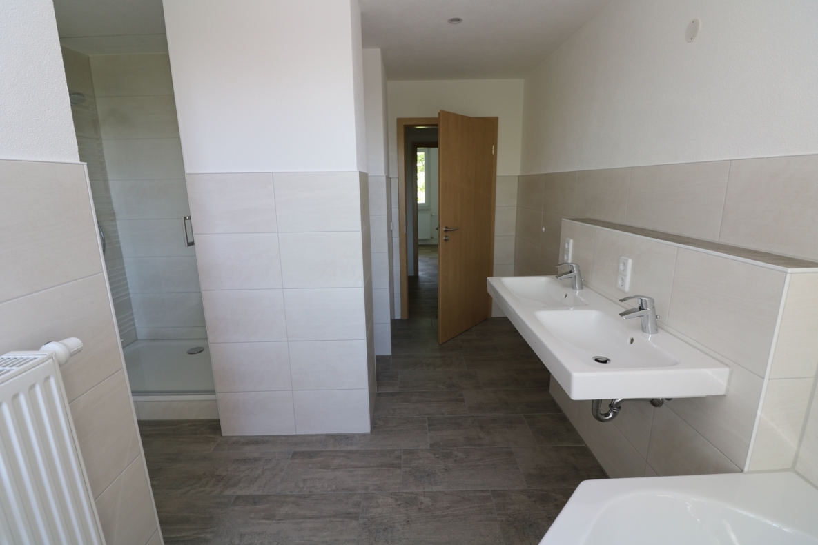 Wer´s GROß mag***Neu sanierte Etagenwohnung mit Wanne, Dusche u. 2 Balkonen!!! - Beispiel Bad