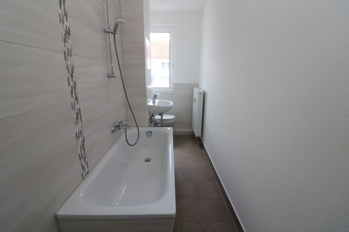 Vorsicht heiße Töpfe…3-RW mit Einbauküche & Wanne!!! - Bad mit Wanne