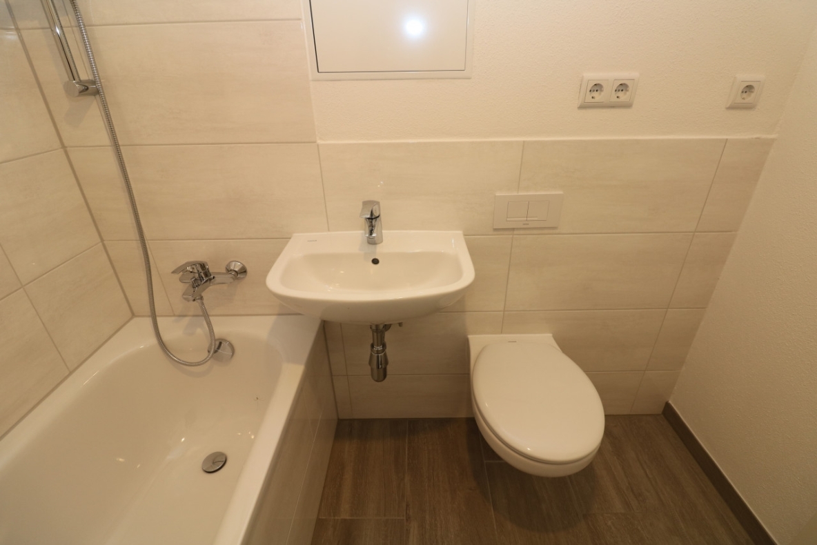 Auch für Nichtschwimmer geeignet...3-RW mit modernem Wannenbad & Balkon! - Bad mit Wanne