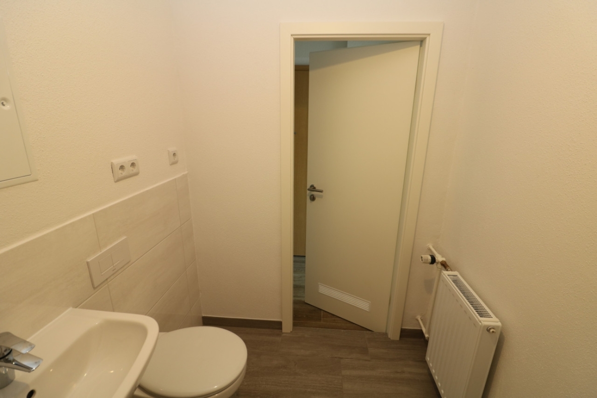 Auch für Nichtschwimmer geeignet...3-RW mit modernem Wannenbad & Balkon! - Bad mit Wanne