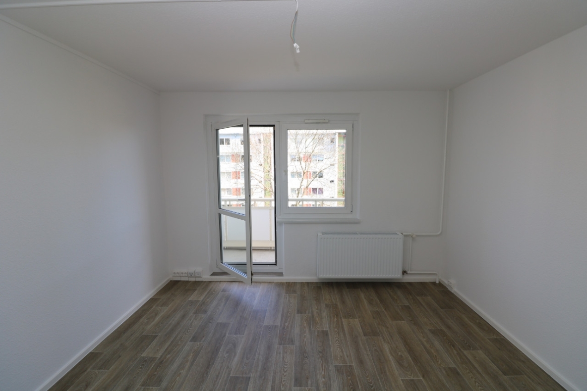 Auch für Nichtschwimmer geeignet...3-RW mit modernem Wannenbad & Balkon! - Wohnzimmer