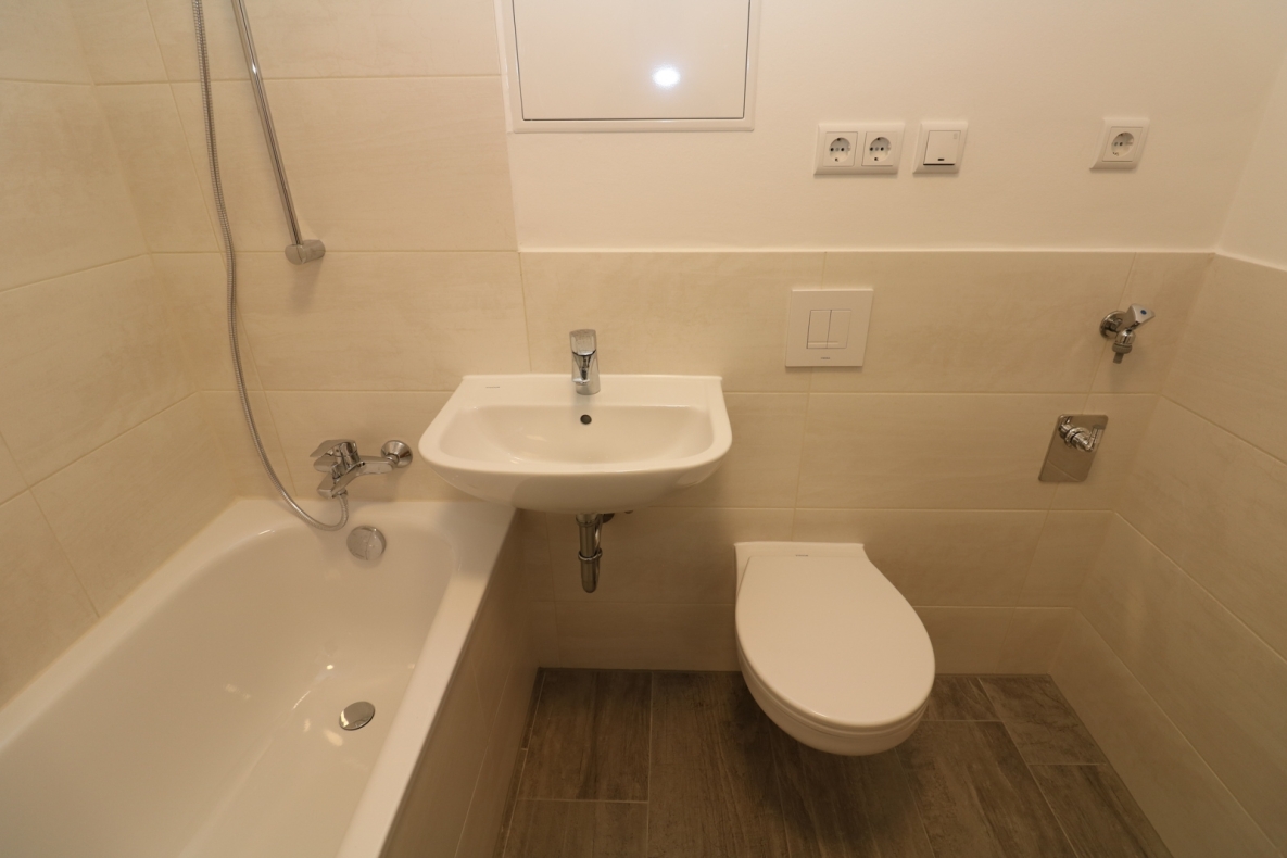 2-RW mit Wanne sucht Kapitän für gemeinsame Abenteuer! - Beispiel Bad mit Wanne