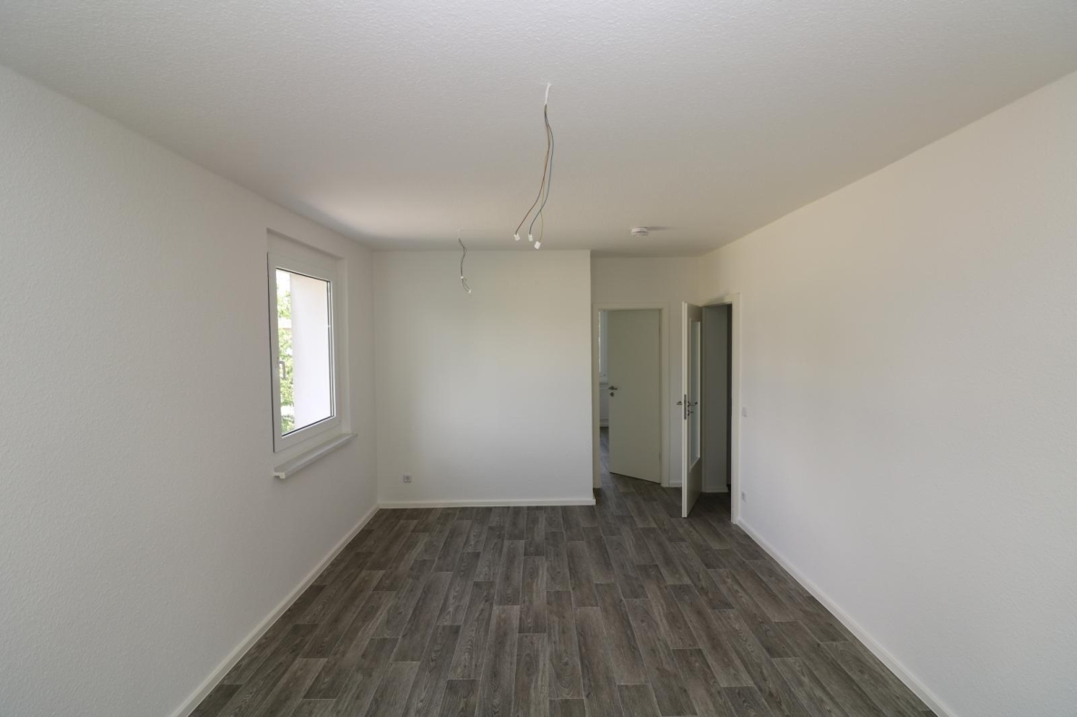 Shower me in sunshine - moderne 3RW mit Dusche und sonnigem Balkon - Wohnzimmer