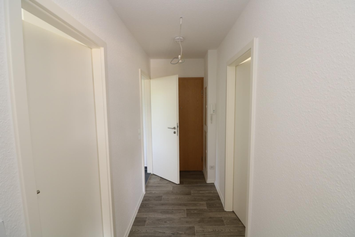 Shower me in sunshine - moderne 3RW mit Dusche und sonnigem Balkon - Flur