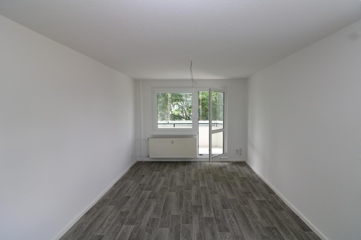 Shower me in sunshine - moderne 3RW mit Dusche und sonnigem Balkon - Wohnzimmer