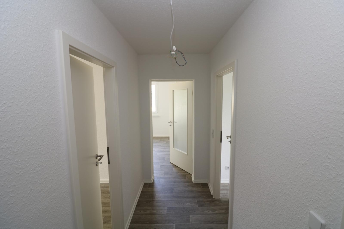 Shower me in sunshine - moderne 3RW mit Dusche und sonnigem Balkon - Flur