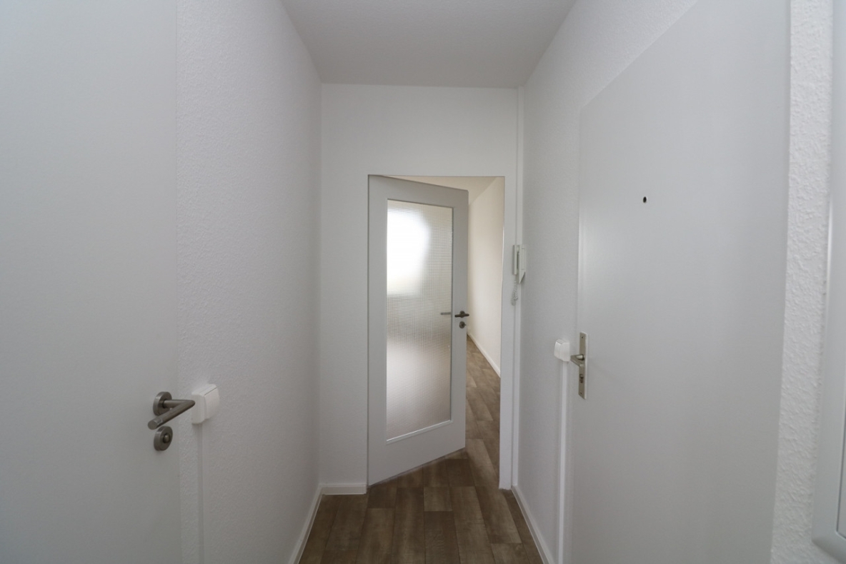 Vor dem Naschen Hände waschen…3-RW mit Einbauküche, Dusche & Balkon!!! - Beispiel Flur