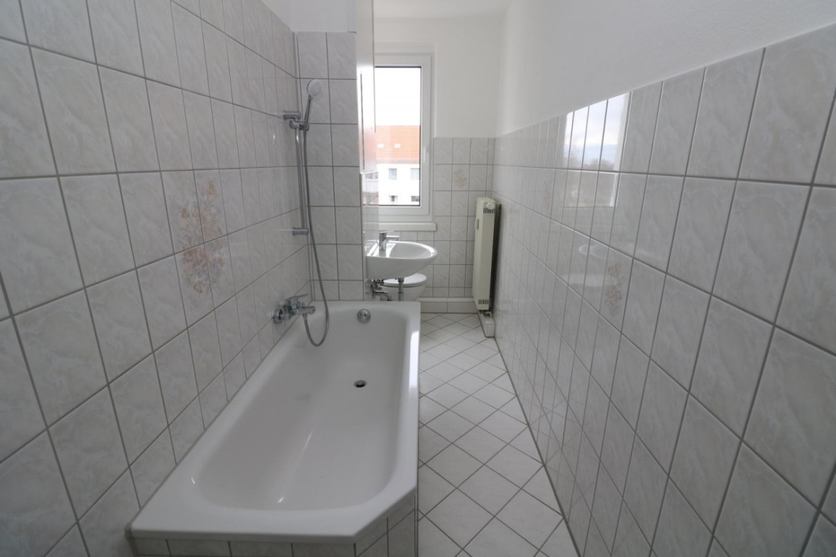 3...2...1...meins...tolle 3-RW mit Wanne & Balkon!!! - Bad mit Wanne