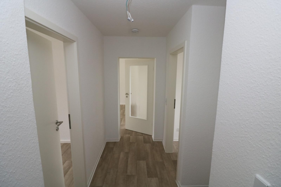 3...2...1...meins...tolle 3-RW mit Wanne & Balkon!!! - Flur