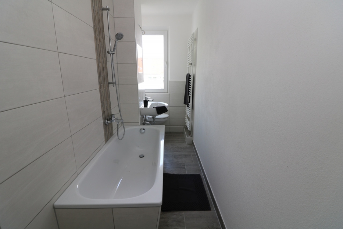 Flieg mit mir zu den Sternen…helle 3-RW mit Wanne & Balkon!!! - Beispiel Bad