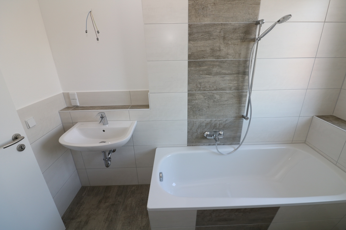 *2-Raum-Traum* - seltener 2RW-Grundriss mit Badewanne und geräumiger Küche - Badezimmer