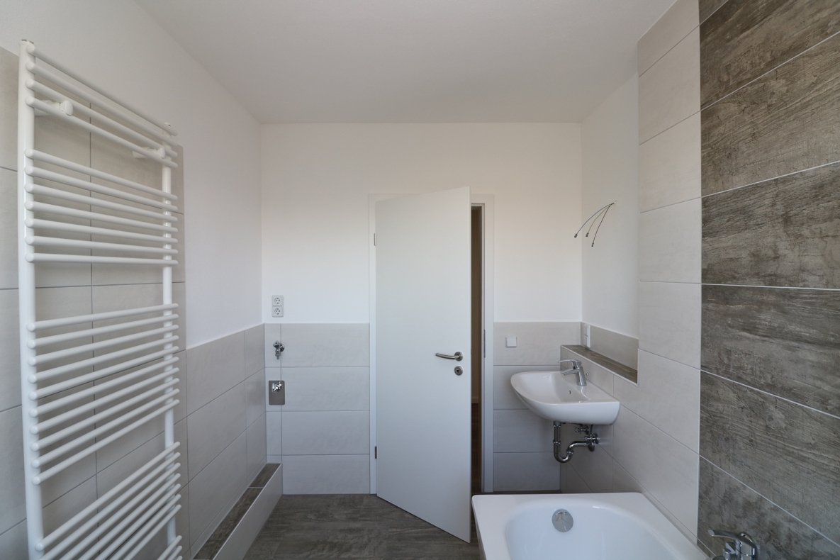 *2-Raum-Traum* - seltener 2RW-Grundriss mit Badewanne und geräumiger Küche - Badezimmer