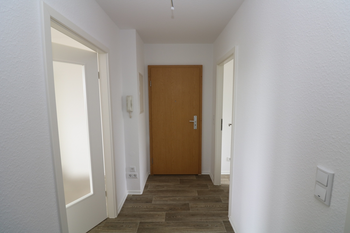 *Herzhaft UND Süß* - 2RW mit Einbauküche, Badewanne und Balkon - Beispiel Flur