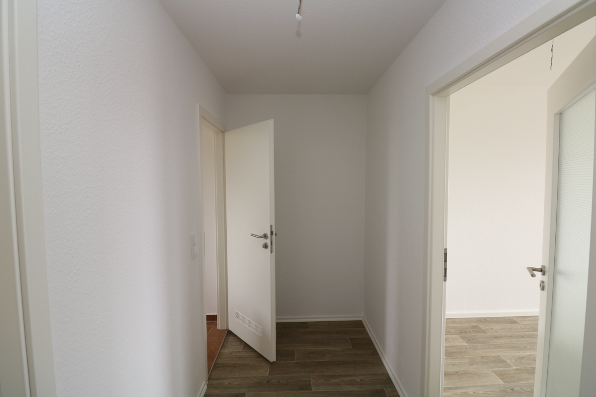 *Herzhaft UND Süß* - 2RW mit Einbauküche, Badewanne und Balkon - Beispiel Flur