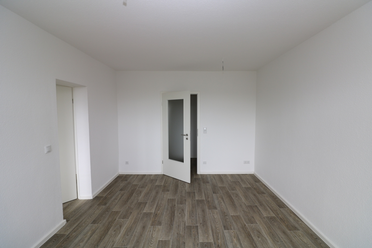 *Herzhaft UND Süß* - 2RW mit Einbauküche, Badewanne und Balkon - Beispiel Wohnzimmer