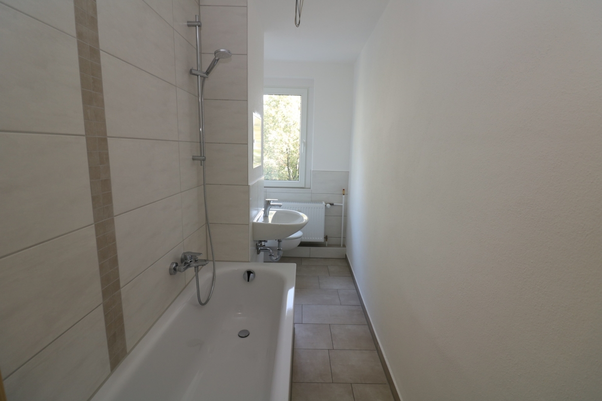 *Herzhaft UND Süß* - 2RW mit Einbauküche, Badewanne und Balkon - Beispiel Bad mit Wanne