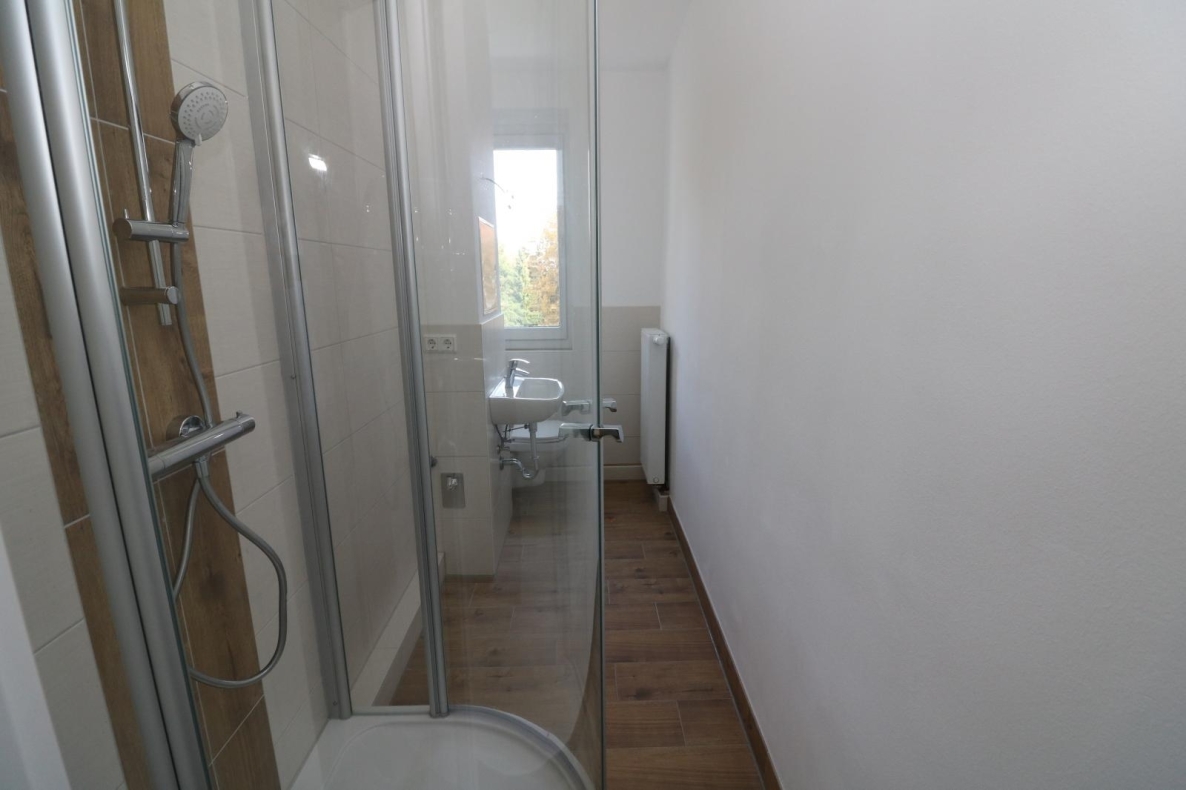 Ready, set, go! Modernisierte Traumwohnung mit Dusche und Balkon! - Bad mit Dusche