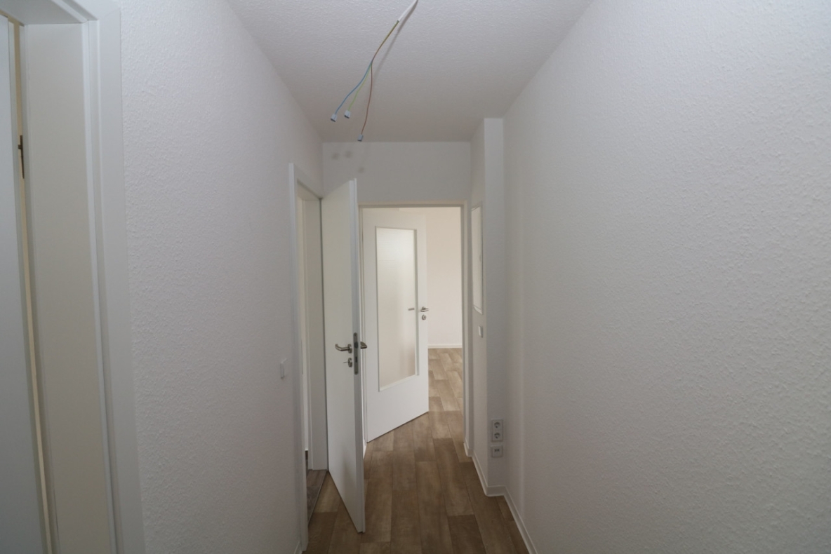 Vorsicht heiße Töpfe…2-RW mit Einbauküche & Wanne !!! - Beispiel Flur