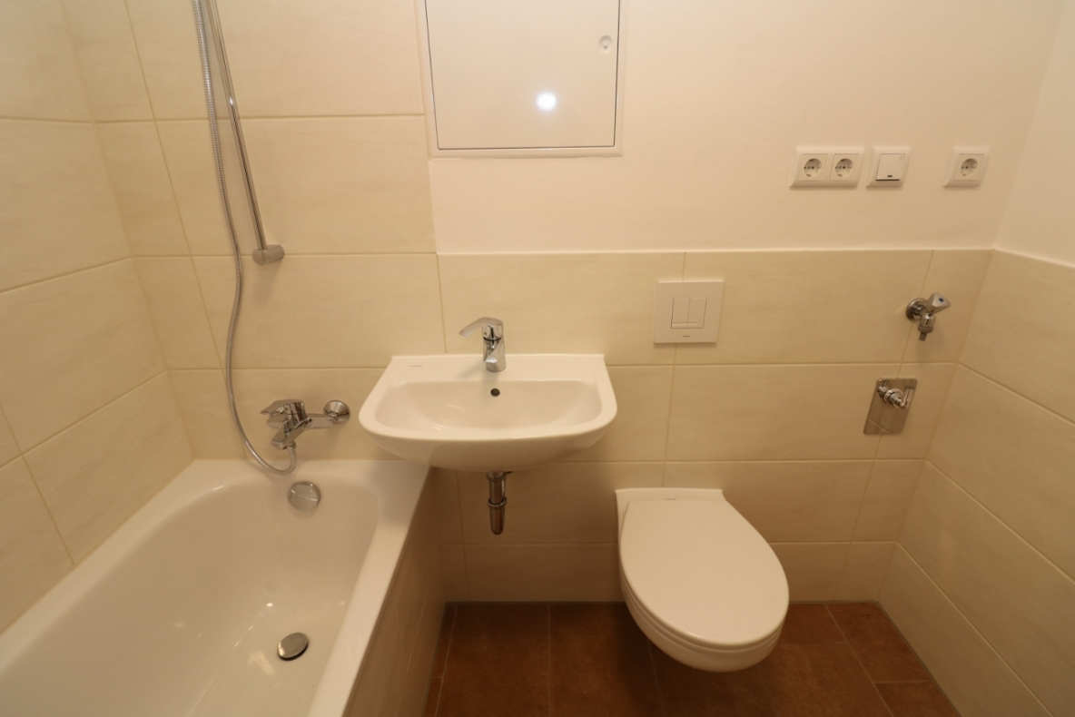 Manege frei…moderne 2-RW mit Aufzug, Wanne & Balkon!!! - Bad