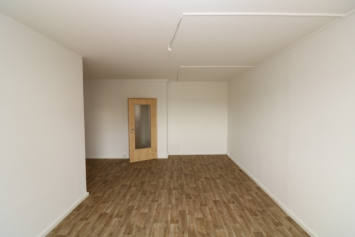 Manege frei…moderne 2-RW mit Aufzug, Wanne & Balkon!!! - Wohnzimmer