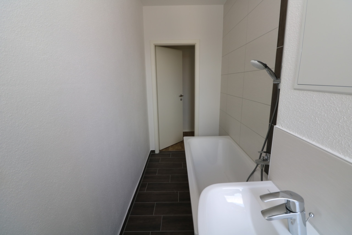 Ein Schnapper...helle 2-RW mit modernem Wannenbad!!! - Bad mit Wanne