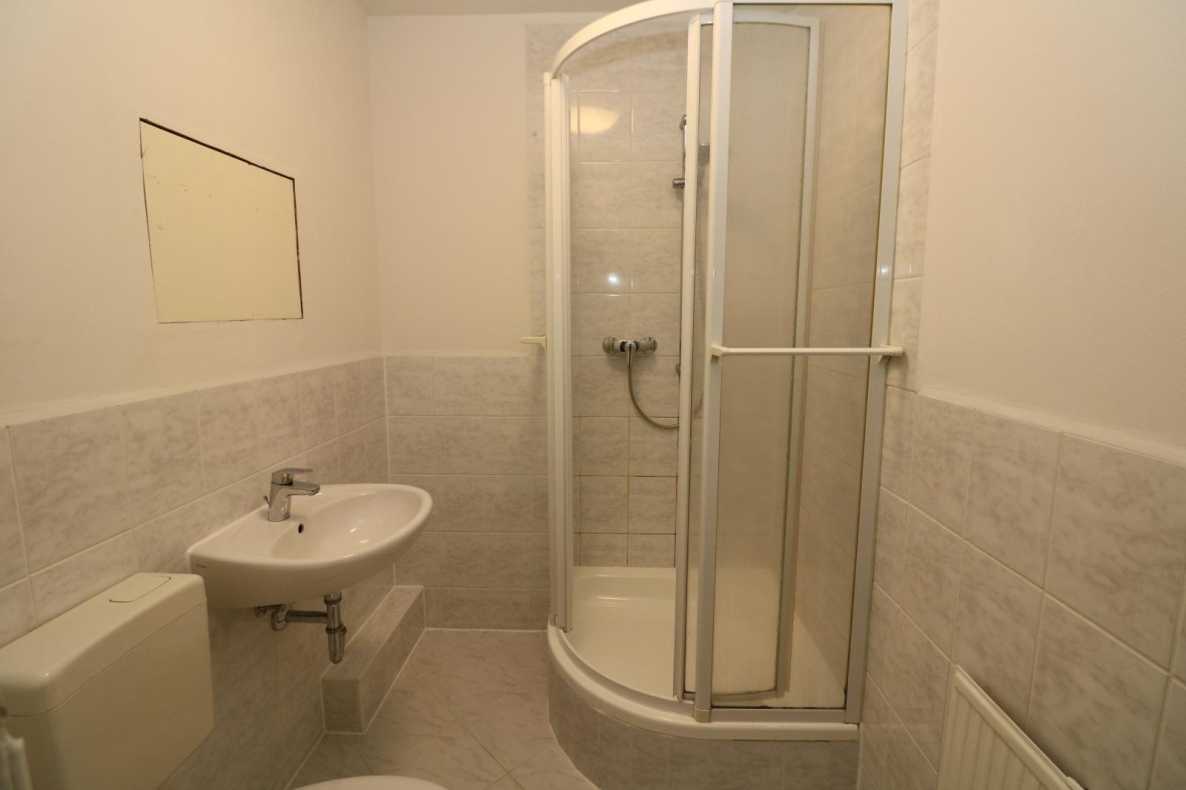 Schnell sein lohnt sich...günstige Etagenwohnung mit Wanne, Dusche u. 2 Balkonen!!! - Bad 2 mit Dusche