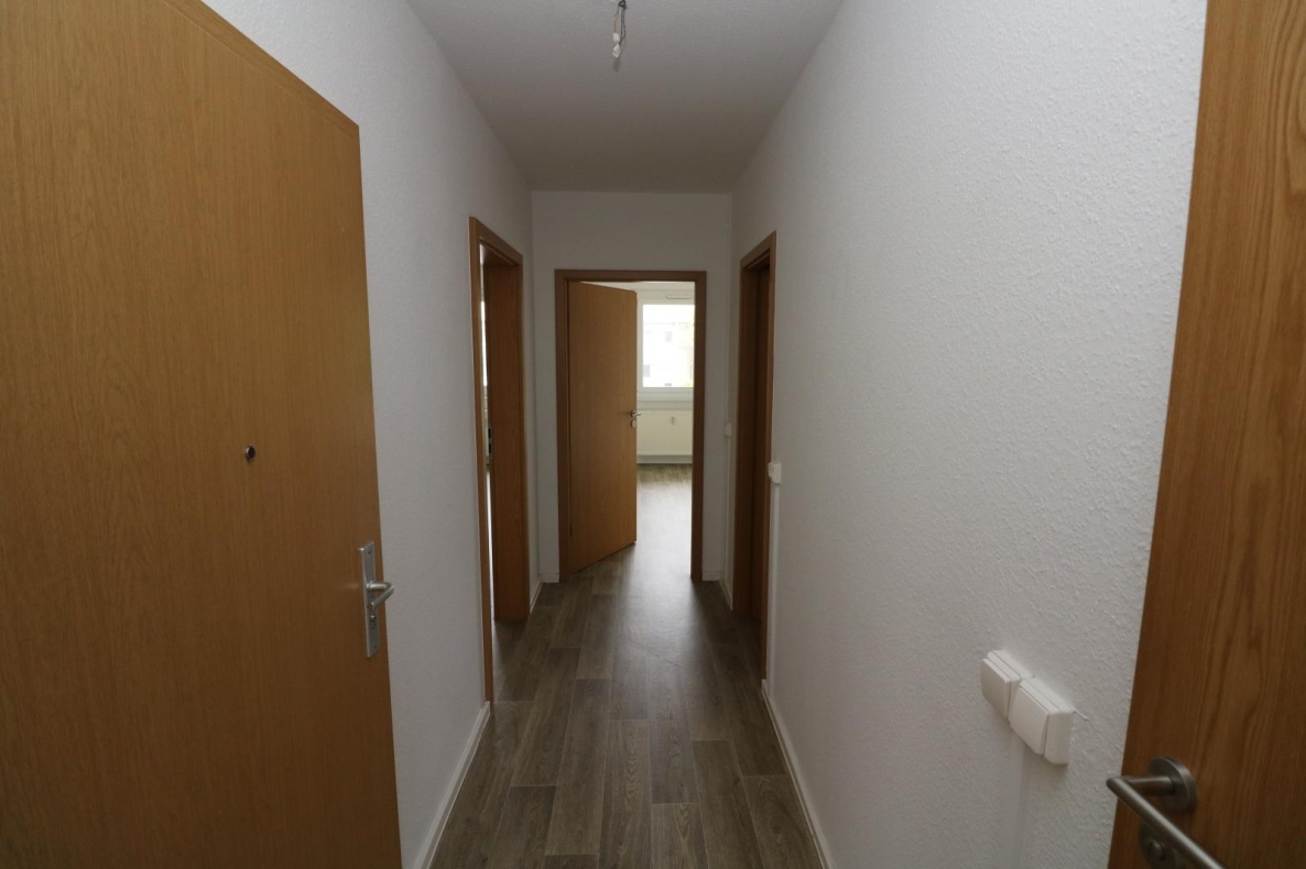 Schnell sein lohnt sich...günstige Etagenwohnung mit Wanne, Dusche u. 2 Balkonen!!! - Flur