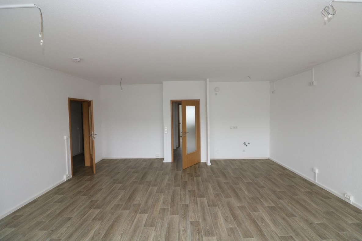 Schnell sein lohnt sich...günstige Etagenwohnung mit Wanne, Dusche u. 2 Balkonen!!! - Wohnzimmer