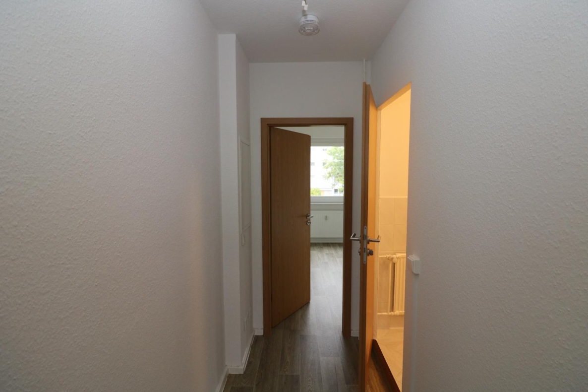 Schnell sein lohnt sich...günstige Etagenwohnung mit Wanne, Dusche u. 2 Balkonen!!! - Flur