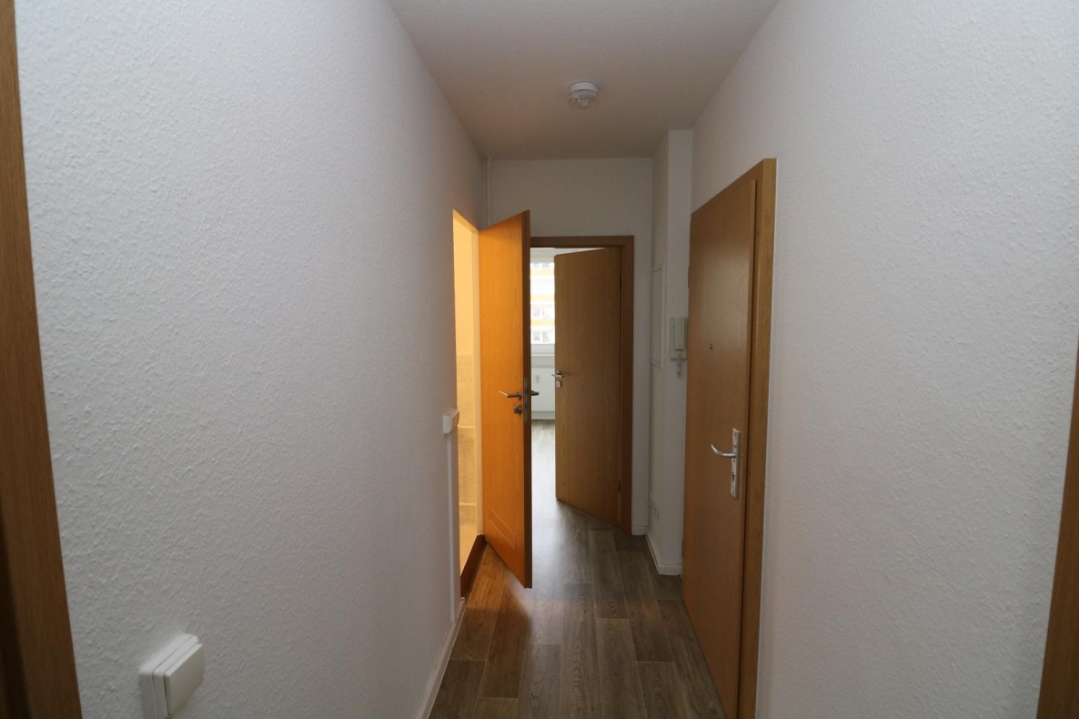 Schnell sein lohnt sich...günstige Etagenwohnung mit Wanne, Dusche u. 2 Balkonen!!! - Flur