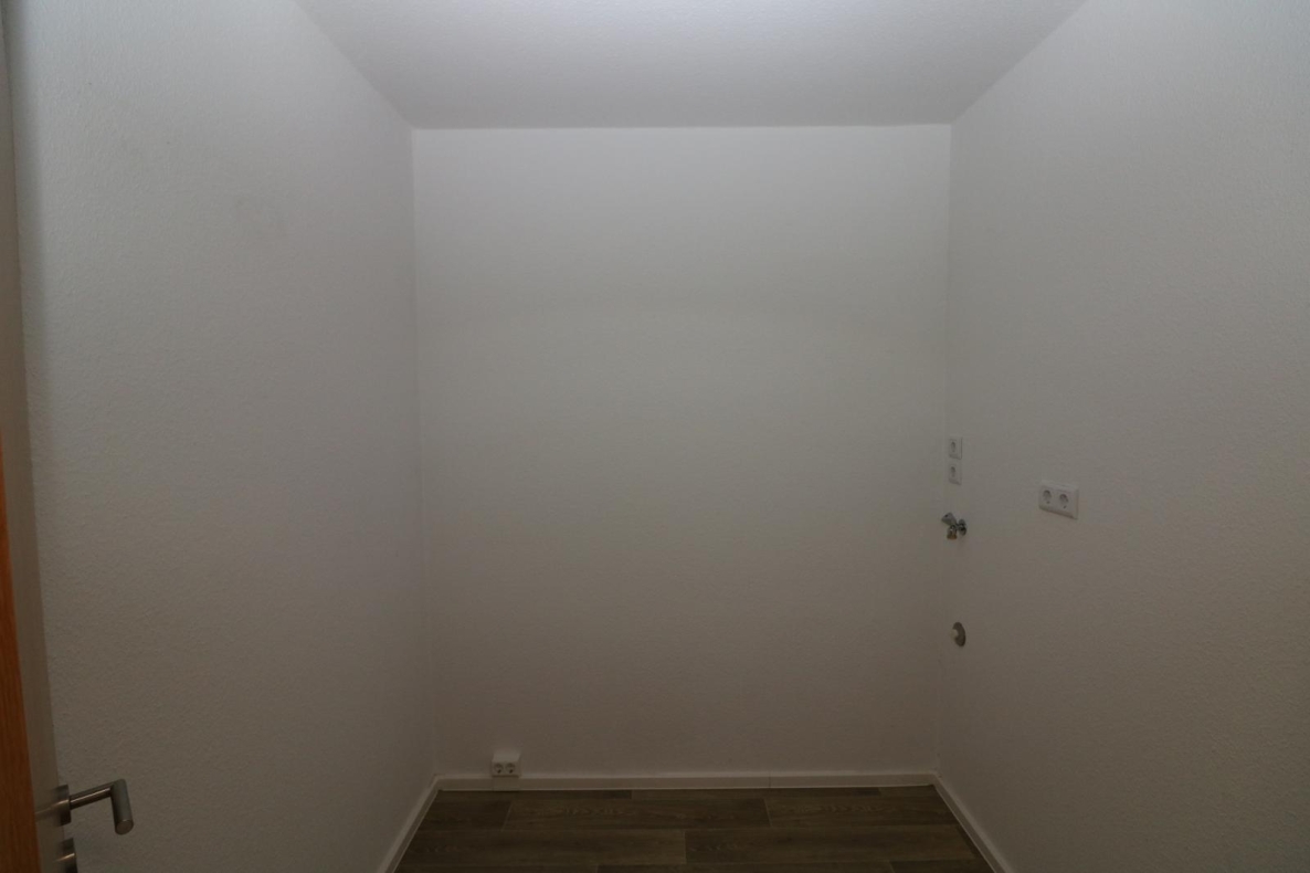 Schnell sein lohnt sich...günstige Etagenwohnung mit Wanne, Dusche u. 2 Balkonen!!! - Hauswirtschaftsraum