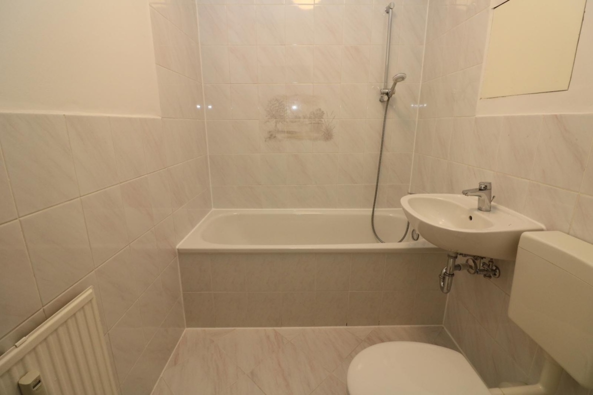 Schnell sein lohnt sich...günstige Etagenwohnung mit Wanne, Dusche u. 2 Balkonen!!! - Bad 1 mit Wanne