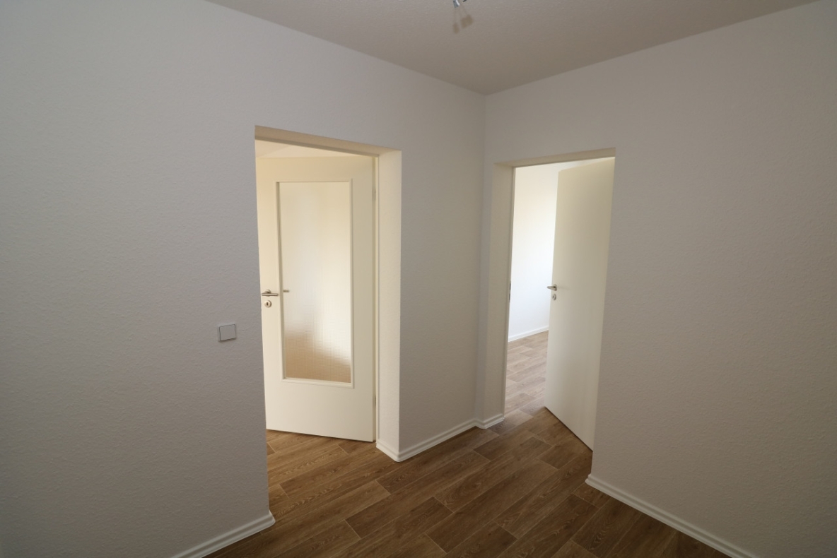 *3-Raum-Wohn-Glück* mit Badewanne und Balkon - Flur