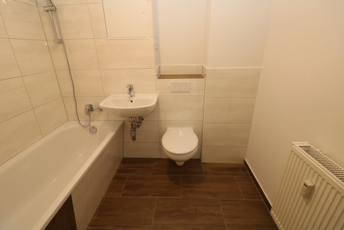 *3-Raum-Wohn-Glück* mit Badewanne und Balkon - Bad mit Wanne